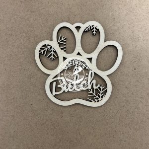 Baumanhänger in Pfotenform mit Namen