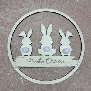 Fenster- oder Türkranz „Drei Hasen“ aus Holz – mit flauschigem Puschelschwanz