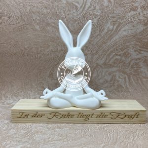 Medietierender Hase auf Holz